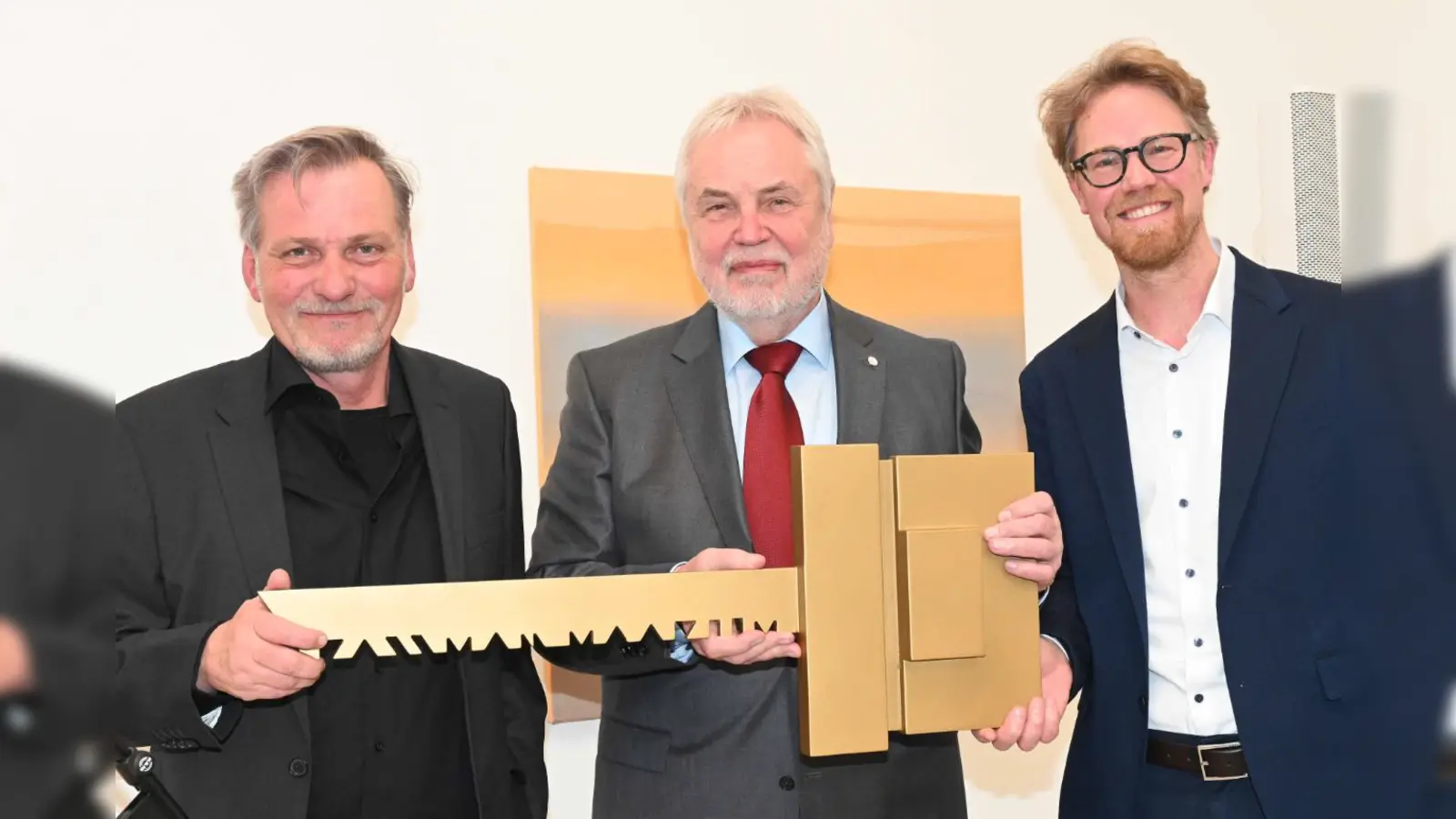 Architekt Max Venus, der Vorsitzende des Stiftungsvorstands, Michael Sedlmair, und Museumsleiter Rasmus Kleine mit dem symbolischen Schlüssel für das neugestaltete Kallmann-Museum.  (Foto: Ursula Baumgart)