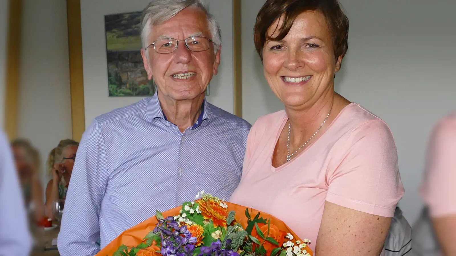 Die bronzene Ehrennadel der CSU wurde Ernst Federl von Marianne Hellhuber, CSU-Vorsitzende, überreicht. (Foto: CSU Neuried)