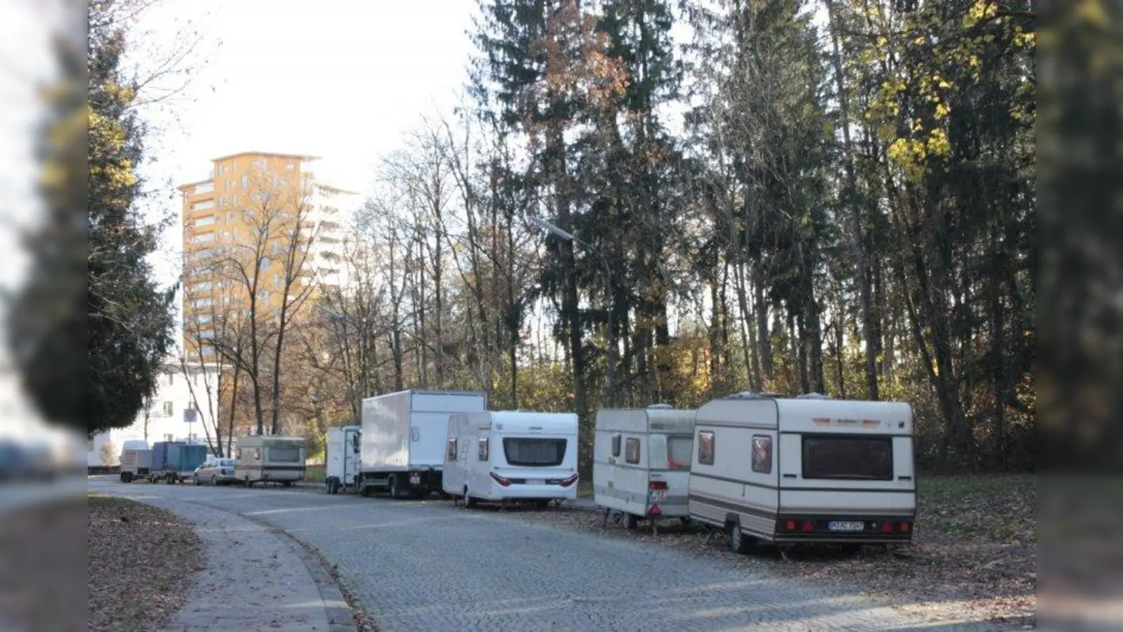 Die Zielstattstraße im Südpark mit Blick auf das jüngste der Stern-Hochhäuser (hinten). U.a. diesen Abschnitt würden die Grünen gerne für den Autoverkehr sperren. (Foto: job)