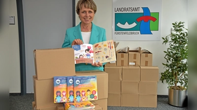 Martina Drechsler, stellvertretende Landrätin, freut sich über die Kinderbücher für geflüchtete Mädchen und Buben aus der Ukraine. (Foto: Landratsamt Fürstenfeldbruck)