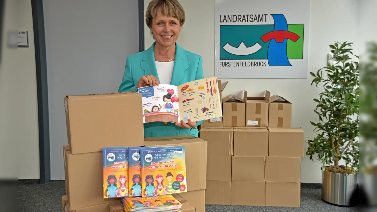 Martina Drechsler, stellvertretende Landrätin, freut sich über die Kinderbücher für geflüchtete Mädchen und Buben aus der Ukraine. (Foto: Landratsamt Fürstenfeldbruck)