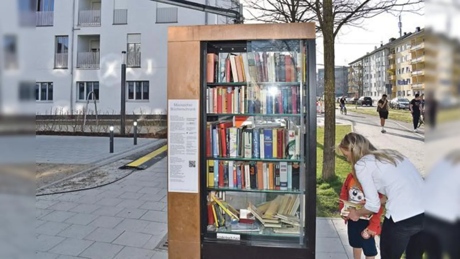 Viele schätzen die unkomplizierte Form des Büchertauschs in den Bücherschränken, wie etwa in der Bunzlauerstraße in Moosach. 	 (Foto: Daniel Mielcarek)