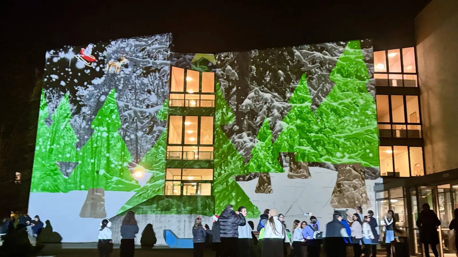 Viel beachtet und bestaunt war die Lichtshow der Neuntklässlerinnen der Pasinger Anne-Frank-Realschule an der Schulgebäudewand zum Winterfest.  (Foto: Ulrike Seiffert)