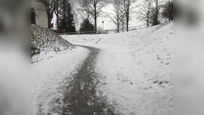 Durch Eis und Schnee werden Fußgänger und Radfahrer gefährdet.  (Foto: hw)