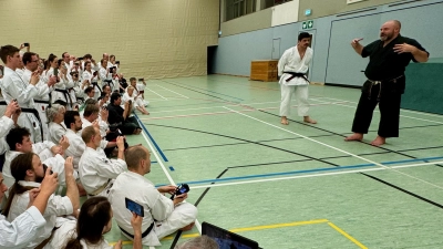 Trainer Iain Abernethy aus England war wieder einmal bei den Karatekas in Grünwald zu Gast und führte ein spannendes Training durch. (Foto: Peter Henkel)