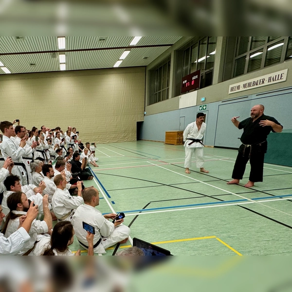 Trainer Iain Abernethy aus England war wieder einmal bei den Karatekas in Grünwald zu Gast und führte ein spannendes Training durch. (Foto: Peter Henkel)