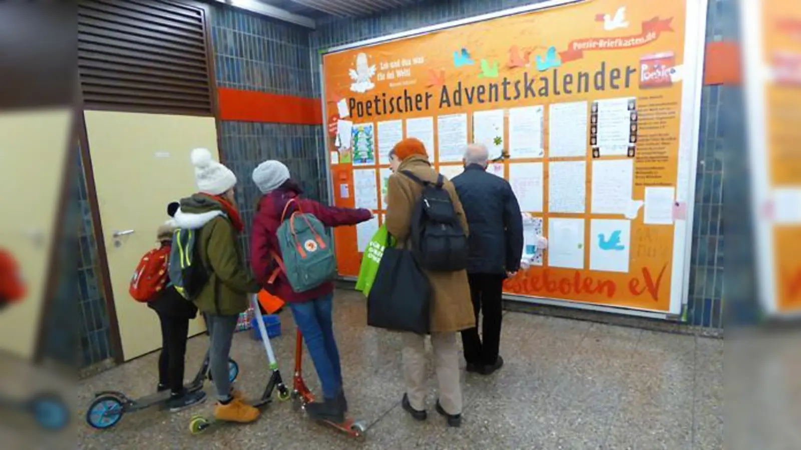 Vom 4. bis zum 28. Dezember dient dieses Plakat im U-Bahnhof Silberhornstraße den Passanten als poetischer Adventskalender.  (Foto: Poesieboten)