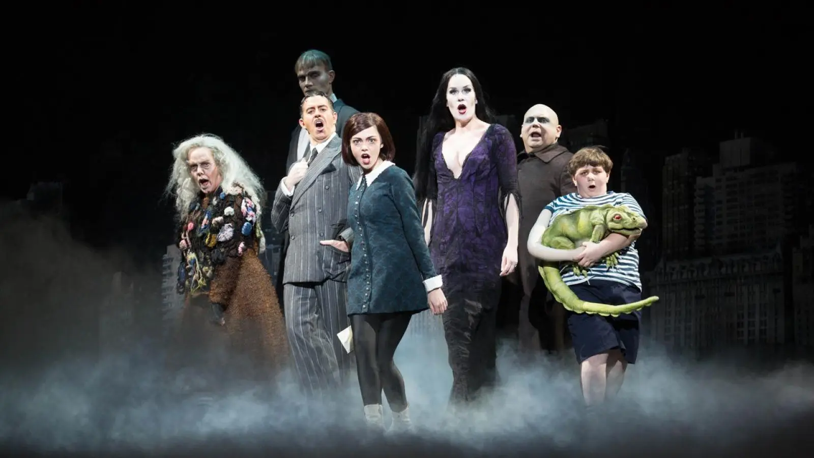 „The Addams Family“: Wie bwahrt man ein furchtbares Geheimnis vor der geliebten Ehefrau? (Foto: Carol Rosegg)