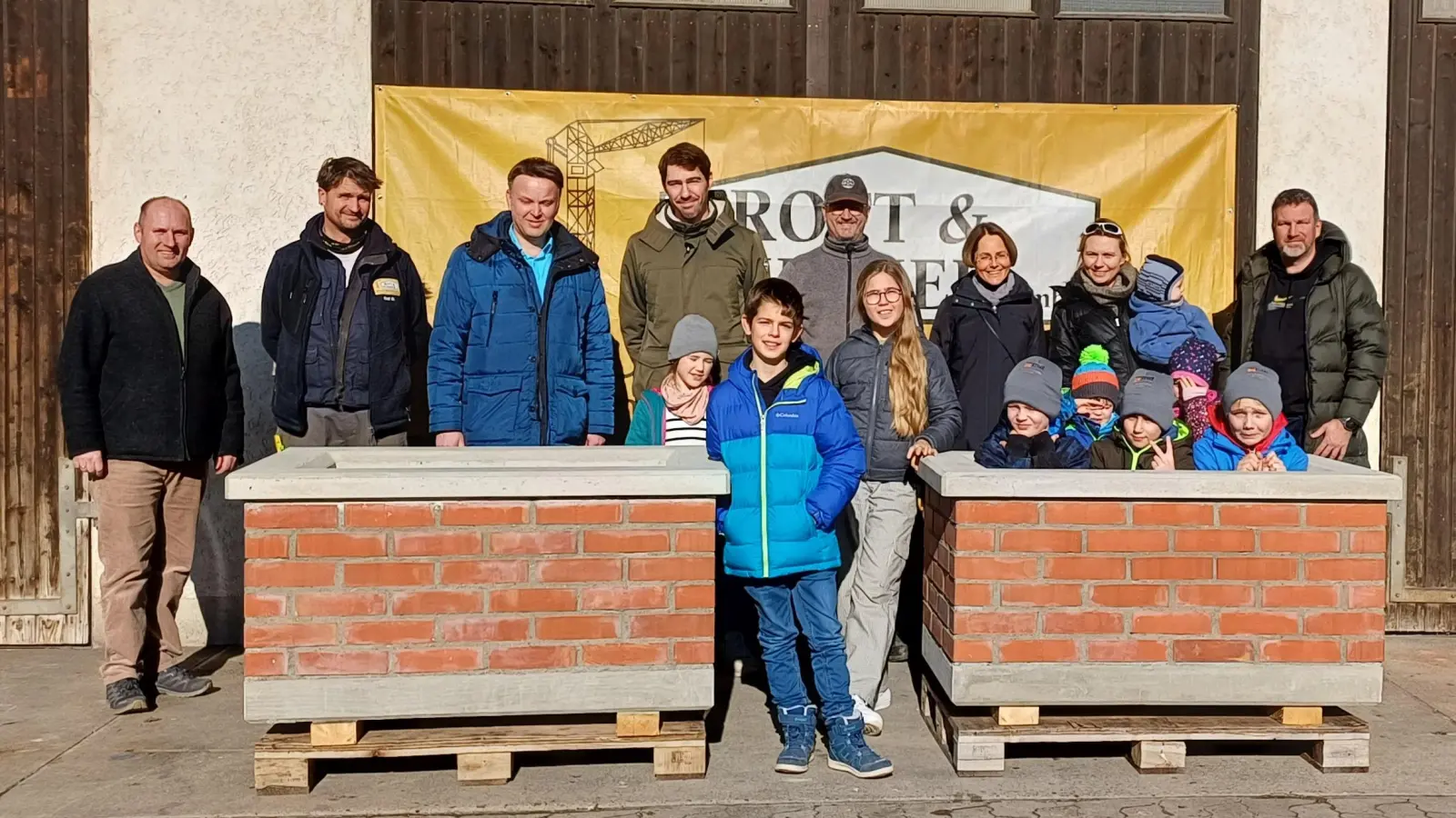 Werner Steinke (Ziegelwerk Leipfinger-Bader), Stefan Rott (Rott &amp; Wimmer GmbH), Rupert Ostermair (Bürgermeister Forstinning), Matthias Schutter und Werner Rott (Rott &amp; Wimmer GmbH), Karin Kirchdorfer und Anna Schneider (Mach mit e.V.), Werner Ehrnstraßer (Architekturbüro Werner Ehrnstraßer). (Foto: Schneider)