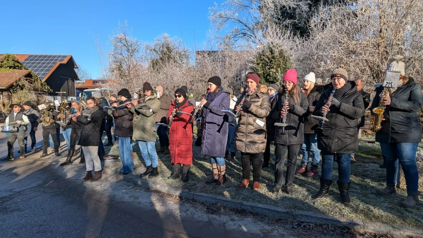 Warm eingepackt sorgte die Musikkapelle Gelting für einen musikalischen Neujahrsgruß. (Foto: Georg Rittler)