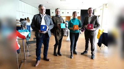 Allings Bürgermeister Stefan Joachimsthaler (links) und Mitarbeiterin Andrea Binder (zweite von links) waren gemeinsam mit Christine Hammel und Bürgermeister Manfred Walter zum „musikalischen Frühstück mit fairem Genuss“ für die Gilchinger Bürger geladen.  (Foto: red)