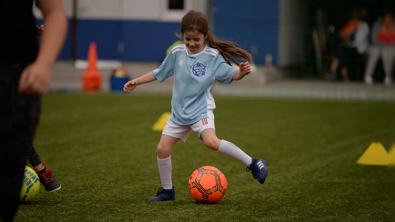 Zu den zweistündigen Trainingseinheiten von „Mädchen an den Ball“ können interessierte Mädchen jederzeit dazu kommen und ohne Druck testen, ob ihnen Fußball gefällt. (Foto: Biku e.V.)