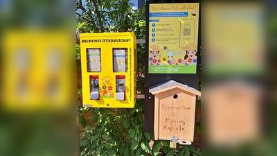 Der gelbe Bienenfutterautomat vor dem Gautinger Rathaus, daneben eine Anleitung sowie die Rückgabe-Box für leere Kapseln. (Foto: Gemeinde Gauting)