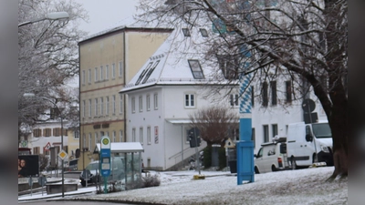 Als Konzertbühne etabliert: der Gasthof Klement (gelbes Haus) in der Ortsmitte von Isen. (Archivbild: bas)