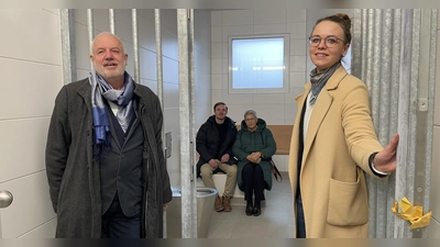 Die neue Arrestzelle testeten die Planer und Architekten sowie Miriam Hengst (r.) vom Bauamt Weilheim bei der Einweihungsfeier.  (Foto: pst)