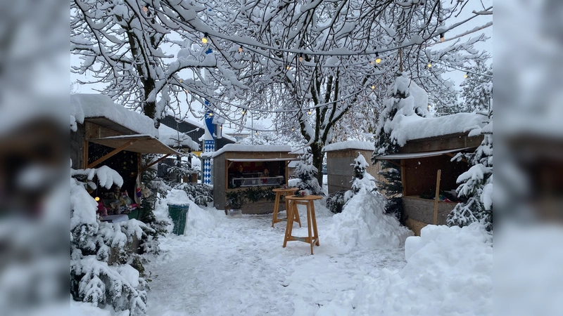 Richtig weihnachtlich ist es geworden. Wegen des vielen Schnees wurde der Christkindlmarkt in Eching nun auf das dritte Adventswochenende verschoben. Die Buden waren in Dietersheim festgefroren. (Foto: VA)