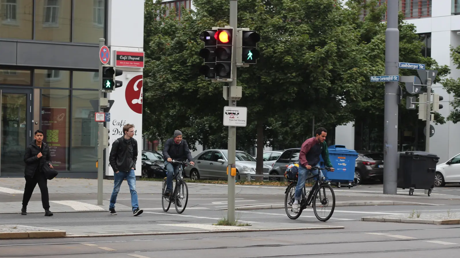 Um „in einem Zug“ zum Arnulfsteg zu gelangen, wünschten sich Bürger eine längere Grünzeit an der Fußgängerampel Bergmannstraße / Landsberger Straße. (Foto: Beatrix Köber)