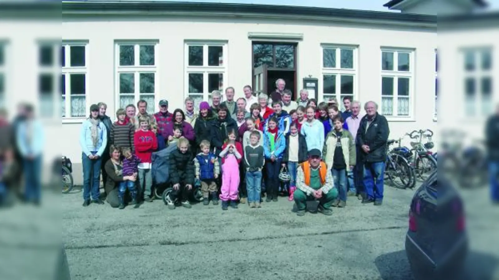 Rund 50 kleine und große Helfer sorgten beim Frühjahrs-Ramadama in Allach-Untermenzing für Sauberkeit. Zur Belohnung wurden sie im Vereinsheim mit einer leckeren Brotzeit verköstigt. (Foto: Jonas Hürten)