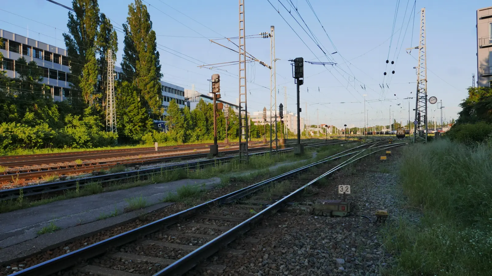 An den Bahngleisen an der Poccistraße soll der neue Regionalzughalt Süd entstehen. (Foto: lsc)