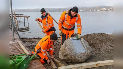 Bauhofmitarbeiter bauen die Spendentafel an der Steganlage im Seewinkel auf. (Foto: Gemeinde Herrsching)