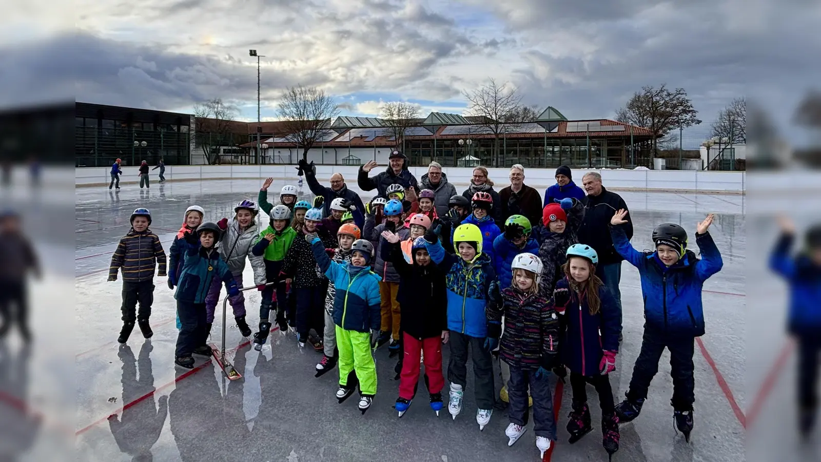 Das Planegger Eiswunder wurde von Bürgermeister Hermann Nafziger und einigen Gemeinderäten und vielen Hortkindern aus der Grundschule Planegg eröffnet. (Foto: Ulrike Seiffert)