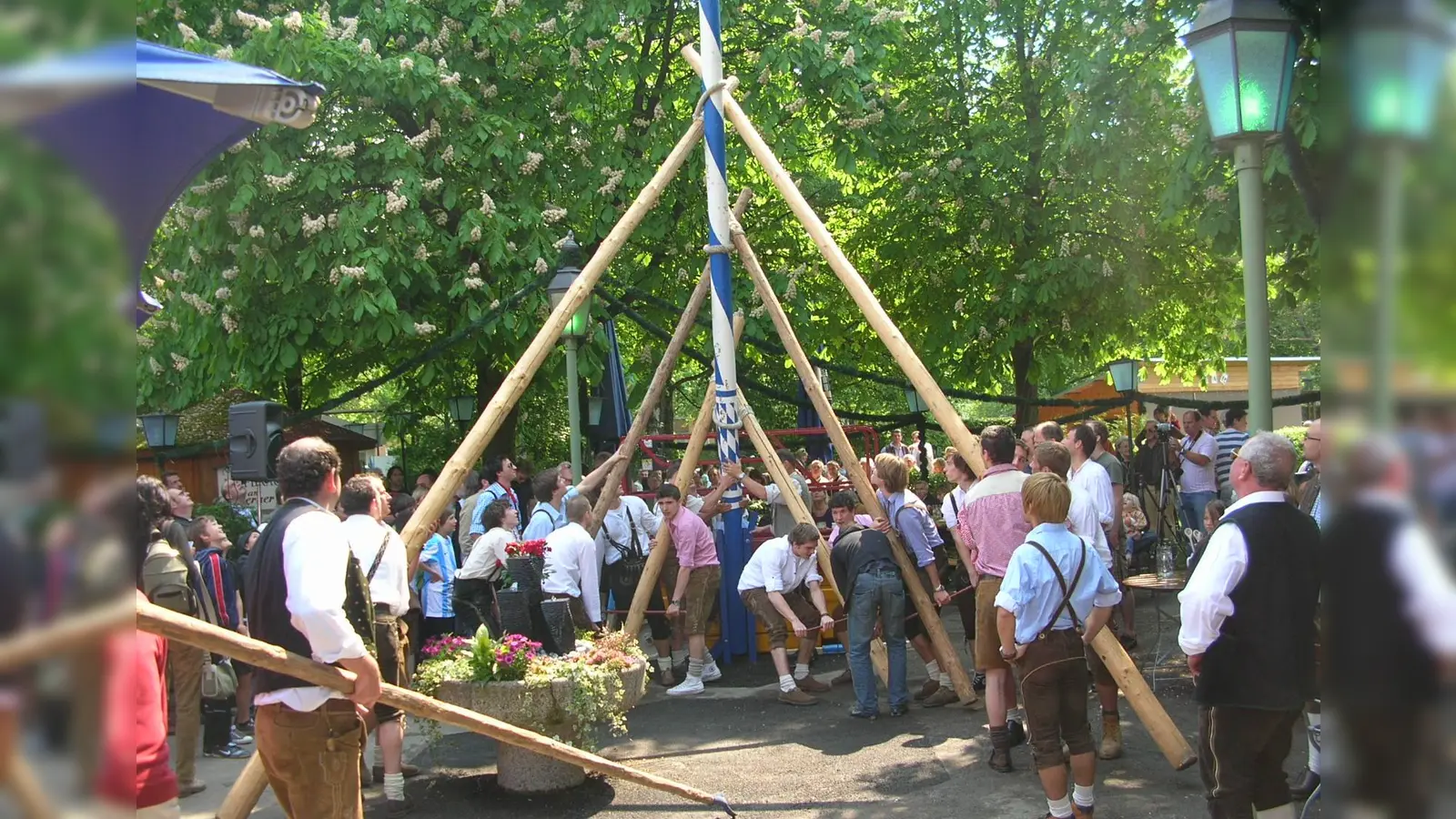 2009 wurde der erste Gerner Maibaum aufgestellt. Am Sonntag, 1. Mai, wird nun nach langjähriger Pause, wieder ein Maibaum im Biergarten an der Hanebergstraße stehen. (Archivbild: Michael Franke)