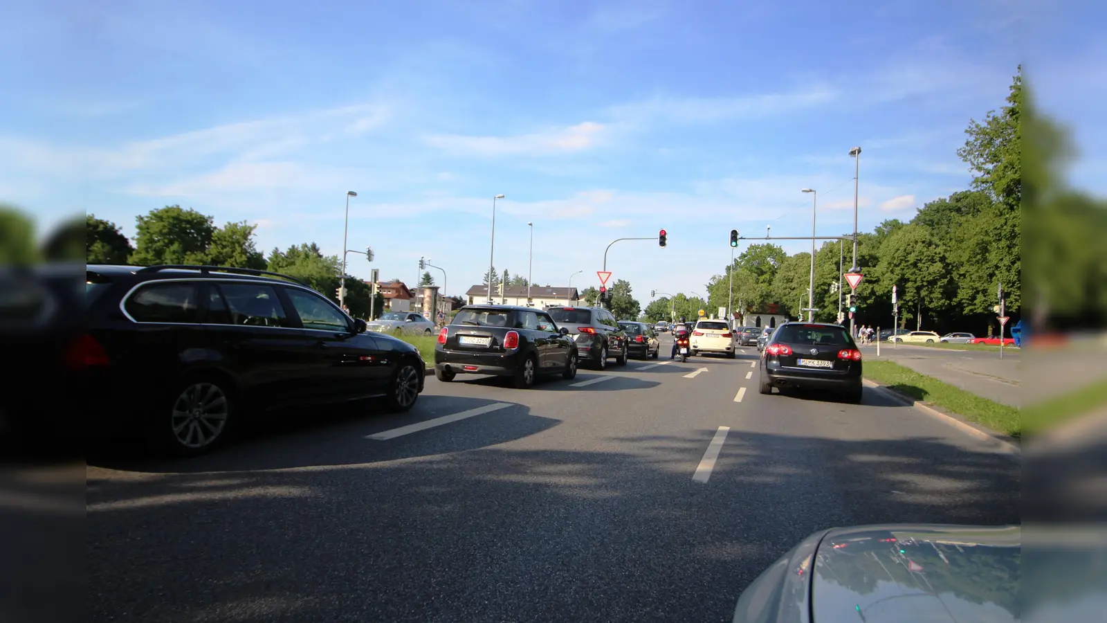 Die Linksabbiegespur von der nordwärts gerichteten Albert-Schweitzer- in die Heinrich-Wieland-Straße westlich ist stets überlastet. (Foto: RedN)