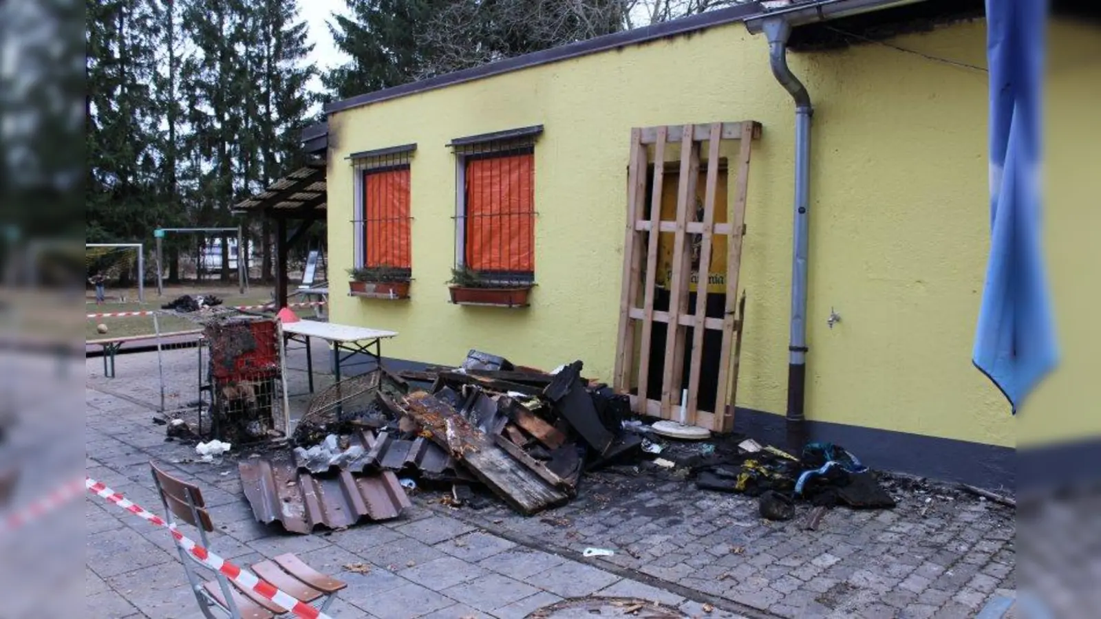 Bei einem Brand wurde das Vereinsheim des FC Teutonia im Dezember 2016 fast vollständig zerstört. (Foto: sb)