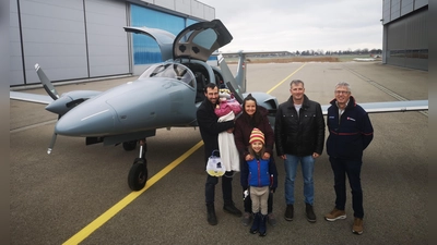 Johanna mit ihren Eltern und ihrem Bruder sowie dem Piloten und dem Malteser Helfer Reinhold Schilz vor dem Abflug.<br> (Foto: Ritzer)