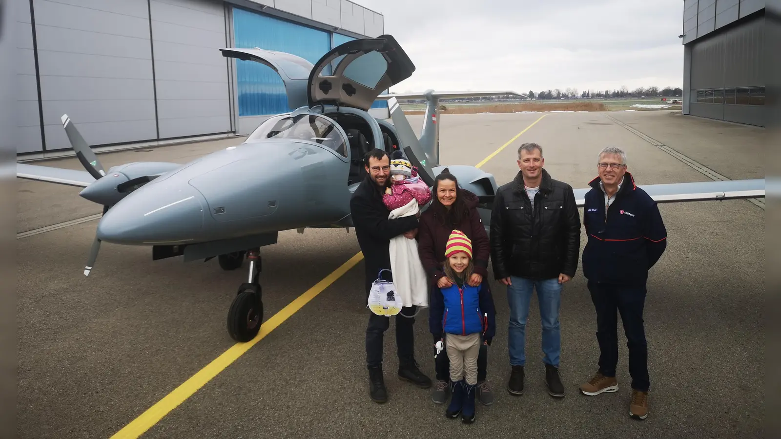 Johanna mit ihren Eltern und ihrem Bruder sowie dem Piloten und dem Malteser Helfer Reinhold Schilz vor dem Abflug.<br> (Foto: Ritzer)