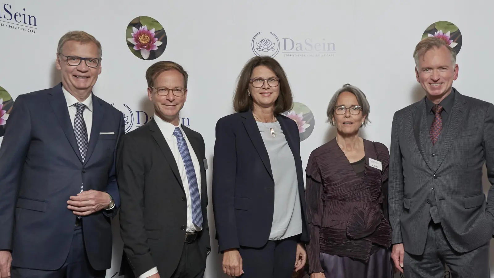 Freuten sich über einen erfolgreichen Spendenabend (von links): Moderator Günther Jauch, Markus C. Müller (Vorstandsvorsitzender DaSein e.V.), Schirmherrin Ilse Aigner (Präsidentin des Bayerischen Landtags), E. Katharina Rizzi (Geschäftsführerin DaSein e.V.) und Kabarettist Christian Springer. (Foto: Hospizdienst DaSein e.V./Christoph A. Hellhake)