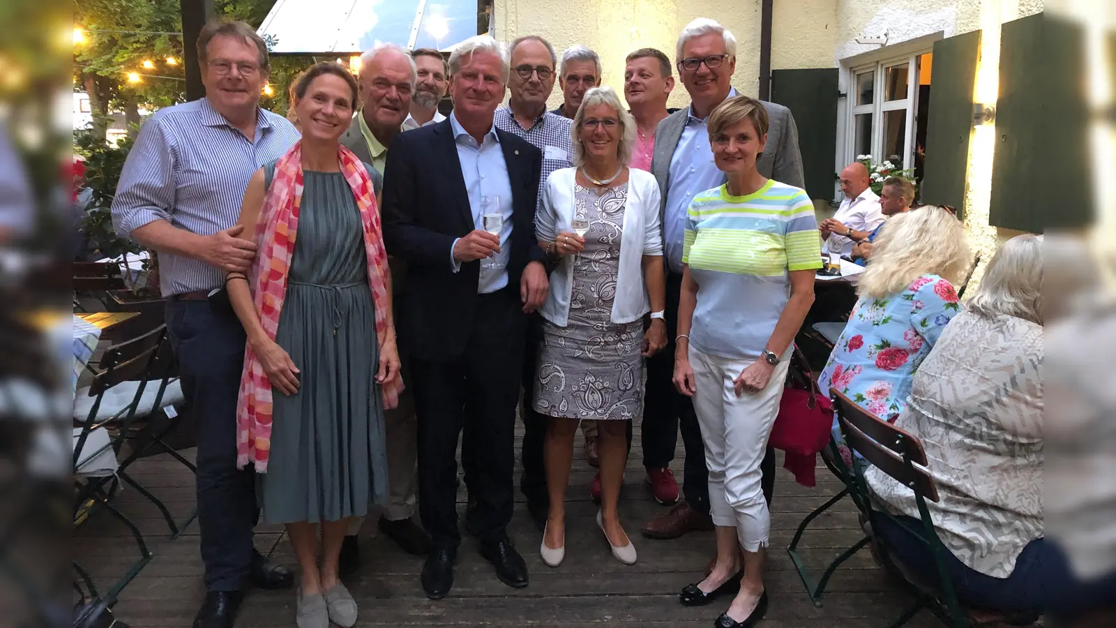 Der alte und der neue Vorstand des Rotary Clubs Gauting-Würmtal: v.l. Udo Hesse, Constanze Schuchmann, Kai Moser, Philipp Neuwöhner, der Präsident 2022/23 Dr.Klaus <br>Höchstetter, Andreas Heene, Uwe Dörnbrack, die Präsidentin 2021/22 Kristin Groß-Stolte, Peter Helfrich, Dr.Andreas Albath und Dr.Astrid Klinger. (Foto: Rotary Club Gauting-Würmtal)