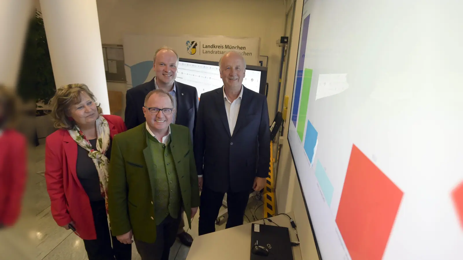 Warteten gespannt auf die Ergebnisse der Landratswahl: (v. l.): Annette Gannsmüller-Maluche (SPD), Otto Bußjäger (FW), Amtsinhaber Christoph Göbel (CSU) und Christoph Nadler (Grüne).  (Foto: CLAUS SCHUNK)