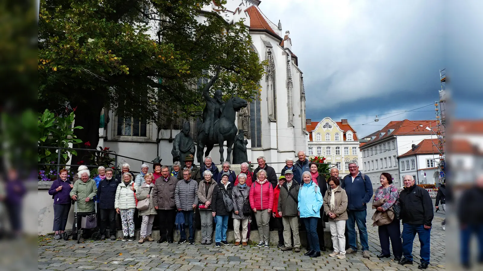 Die Vereinsmitglieder gennossen den kurzweiligen Ausflug. Das Bild entstand vor dem Dombrunnen. (Foto: Förderverein für Heimatpflege)