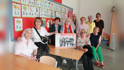 Ein Nachmittag voller Erinnerungen: 70 Jahre ist es her, dass sie in der Senftenauer Schule in die erste Klasse kamen. V.l. Elisabeth Genth, Erna Voigt, Irmgard Lam-Sing, Gisela Forster, Anne Sembritzki, Sigrid Wirth und Irene Oschatz, davor sitzend Monika Johann-Ritt und Christa Schuhböck. Konrektorin Susanne Draxlbauer (rechts hinten) begleitete die Damen durch die Schule. <br> (Foto: bb)