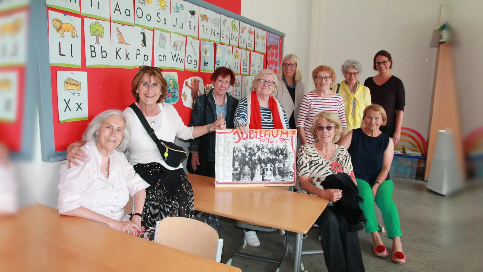 Ein Nachmittag voller Erinnerungen: 70 Jahre ist es her, dass sie in der Senftenauer Schule in die erste Klasse kamen. V.l. Elisabeth Genth, Erna Voigt, Irmgard Lam-Sing, Gisela Forster, Anne Sembritzki, Sigrid Wirth und Irene Oschatz, davor sitzend Monika Johann-Ritt und Christa Schuhböck. Konrektorin Susanne Draxlbauer (rechts hinten) begleitete die Damen durch die Schule. <br> (Foto: bb)