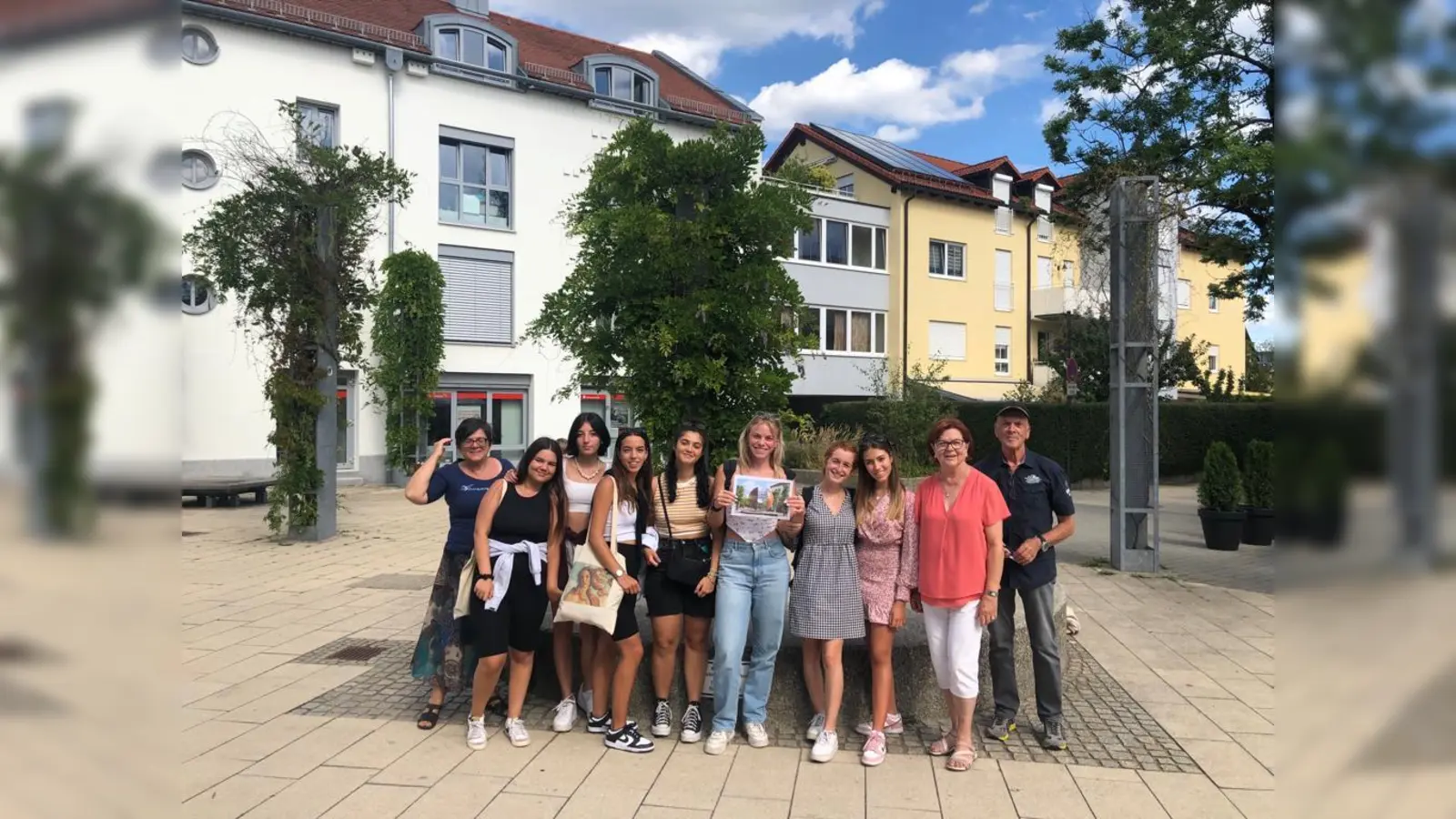 Gelungener Tag: v.l. Deutschlehrerin Elena Kosi, die Jugendlichen aus Cecina sowie Luise Selmeier und Rainer Hackstein vom Cecina-Verein (Foto: Cecina-Verein)