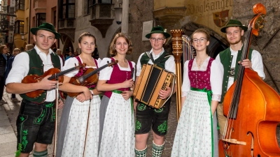 Seit 2016 beinand: Die Geignmusi hoib&amp;hoib, eine junge spielbegeisterte Gruppe mit drei Madln und drei Burschen. (Foto: tvm / Thomas Erichsen)