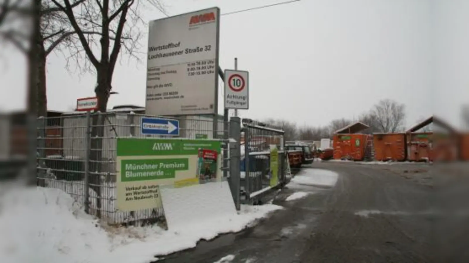 In diesem und dem nächsten Jahr müssen die Allacher, Aubinger, Langwieder, Menzinger und Pasinger noch mit ihrem viel zu kleinen Wertstoffhof an der Lochhausener Straße auskommen. Erst im Frühjahr 2012 soll das neue Domizil am Umspannwerk in Betrieb gehen. (Foto: US)