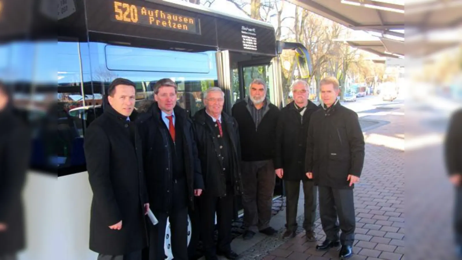 Stellten den neuen Bus vor (v.l.): Max Gotz, Andreas und Hans Scharf, Georg Gutt (Landratsamt Erding), Stadtplaner Wilhelm Wagner und Dieter Mersdorf (MVV). 	 (Foto: Stadt)