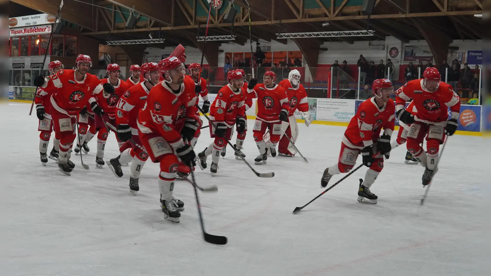 Derzeit „gewohntes” Bild - das Team des EHC Klostersee (vorne Kapitän Bernd Rische # 23), beim gemeinsamen Jubel nach einem Spiel vor der Fankurve. (Foto: smg/EHC)