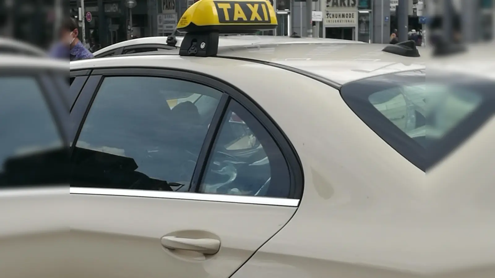 Bis zu drei Gutscheine für nächtliche Taxifahrten können Frauen sich pro Vorsprache zum Beispiel im Bürgerbüro Ruppertstraße, in Sozialbürgerhäusern oder den Stadtbibliotheken abholen.  (Foto: ar)