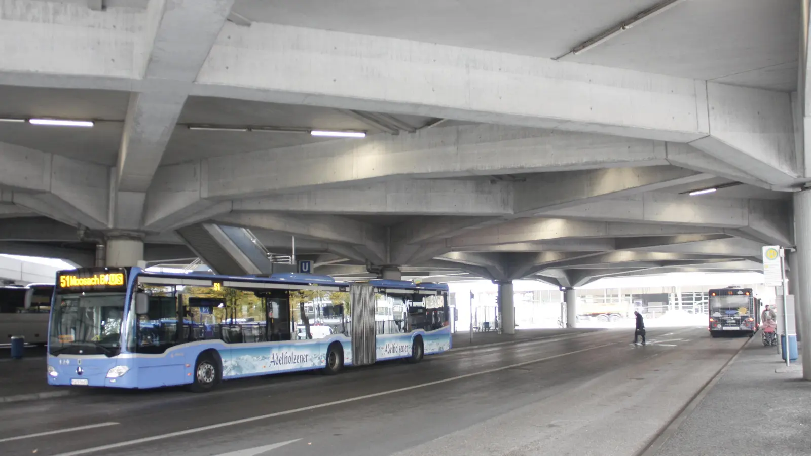 Der Busbahnhof unter dem Parkdeck an der Aidenbachstraße. Wird das Deck abgerissen, bevor hier die Wendeschleife für die Tramtangente gebaut wird? (Foto: job)