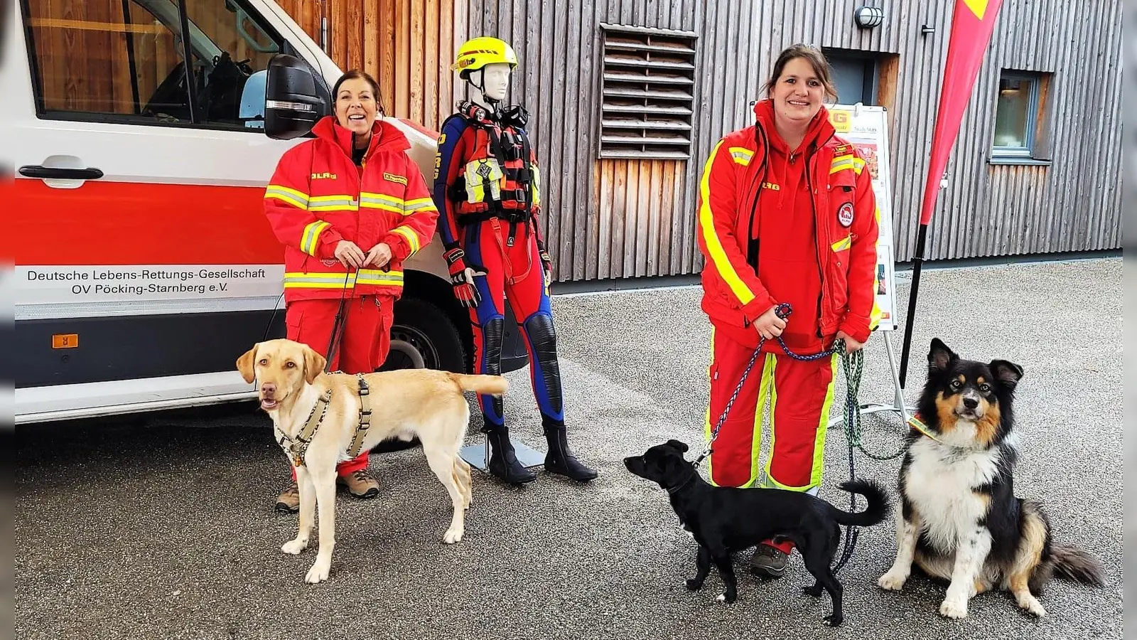 Beim „Tag der Vereine” präsentierte sich die DLRG Pöcking-Starnberg. Auch Hunde waren „im Einsatz”. (Foto: DLRG)