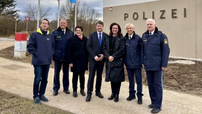 Die Eröffnung des neuen Polizeigebäudes feierten Landrat Stefan Frey, Münchens Polizeipräsident Münchens Thomas Hampel, Gautings Bürgermeisterin Brigitte Kössinger, Staatssekretär Sandro Kirchner, MdL Ute Eiling-Hütig, Dienststellenleiter Andreas Ruch und der Polizeipräsident für Oberbayern Nord, Günther Gietl (von links).	 (Foto: Ulrike Seiffert)