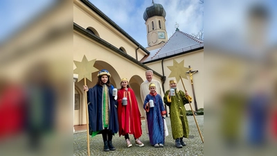 Diakon Georg Riepel mit den vier Sternsingern in St. Ulrich, die im Gottesdienst ihre Gaben zum Jesuskind brachten. (Foto: St. Ulrich)