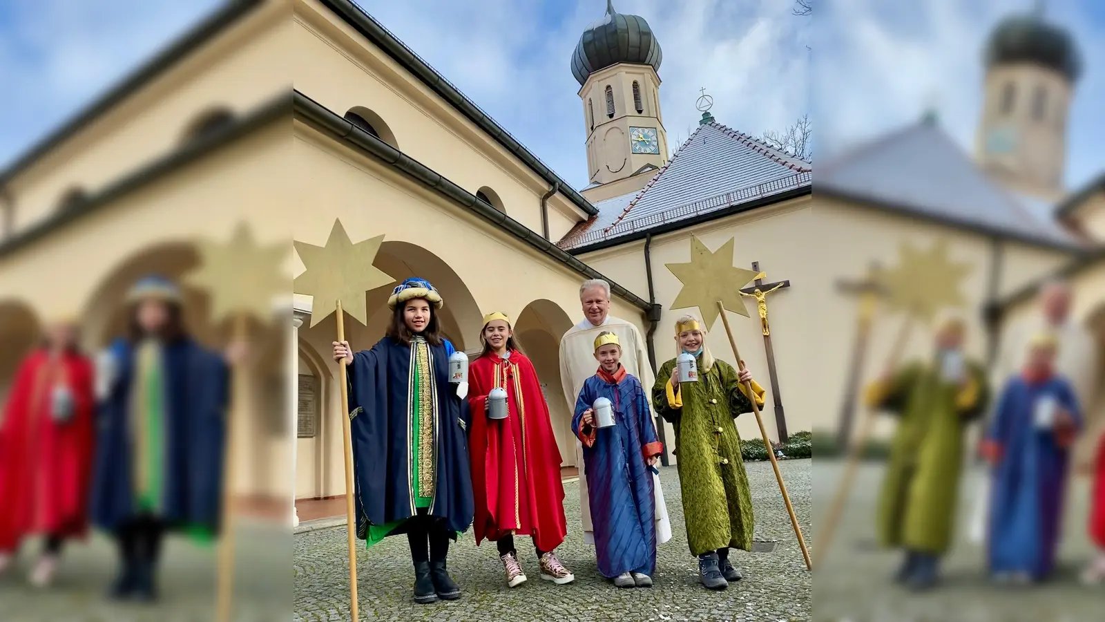 Diakon Georg Riepel mit den vier Sternsingern in St. Ulrich, die im Gottesdienst ihre Gaben zum Jesuskind brachten. (Foto: St. Ulrich)