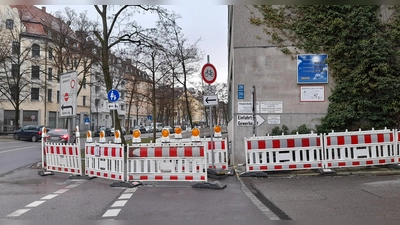 Weil die Fassade des Gewerbehofs West laut Gutachter komplett saniert werden muss, bleibt die Gehwegabsperrung in der Trappentreustraße weiterhin bestehen. (Foto: Beatrix Köber)