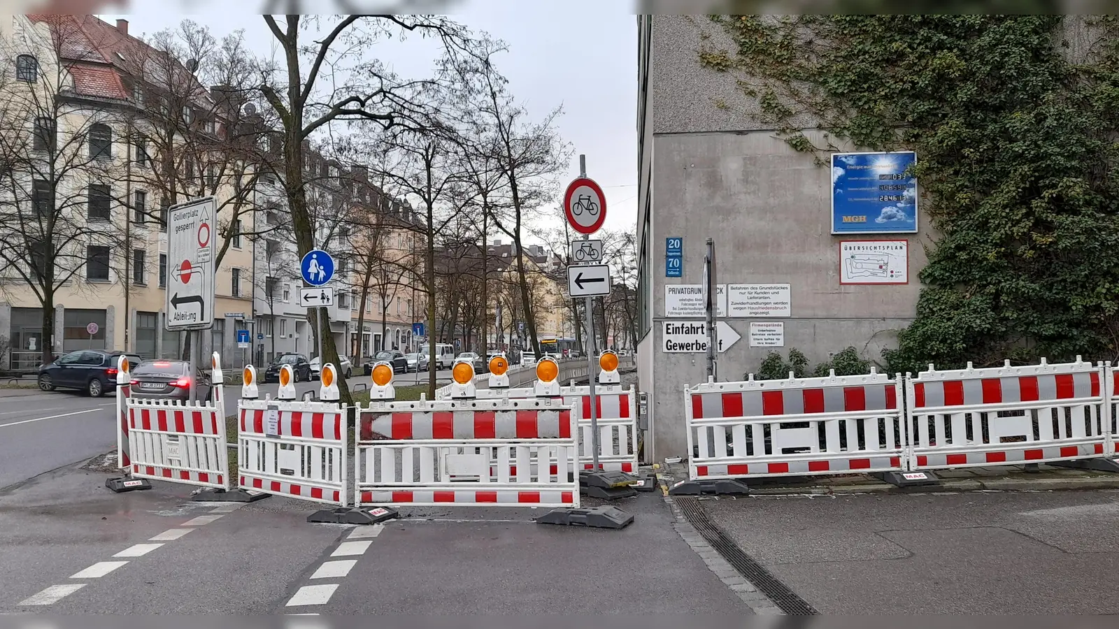 Weil die Fassade des Gewerbehofs West laut Gutachter komplett saniert werden muss, bleibt die Gehwegabsperrung in der Trappentreustraße weiterhin bestehen. (Foto: Beatrix Köber)