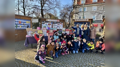 Gemeinsam mit 26 Kindern als Vertreter der Schule der insgesamt 14 Klassen, mit Schulleiterin Jarosch und dem Schulsozialpädagogen Gazi Durak konnte Kathrin Jobst die Päckchen zur Ausgabe der Münchner Tafel in Pasing überreichen. (Foto: Ulrike Seiffert)